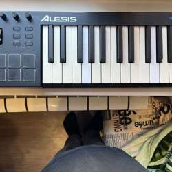 Мили клавиатура alesis v25
