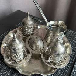 Турка с чашками