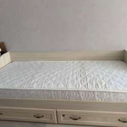 Продам детскую кровать с матрасом.