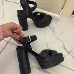 Босоножки Guess