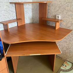Продаю компьютерный стол в Перми