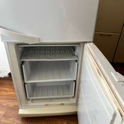 Продается холодильник Indesit в Астрахани