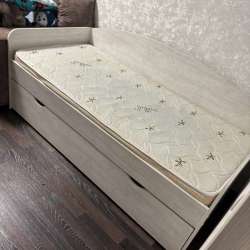 Продам кровать с выкотным местом