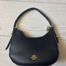 Элегантная сумка coach с золотой фурнитурой