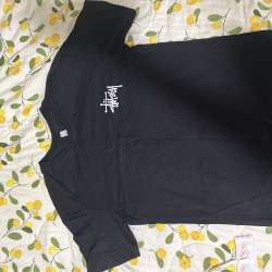 футболка бренда stussy