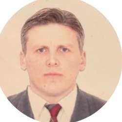 Опытный преподаватель дает уроки английского языка .