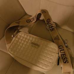 Сумка GUESS бежевого цвета ?
