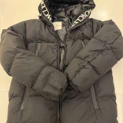 Продам пуховик Moncler