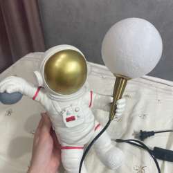 Светильник космонавт