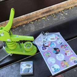Продаём значки! Vender chapas!