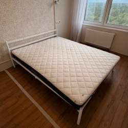 Металлическая кровать с матрасом