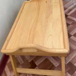 Продам кроватный столик на ножках