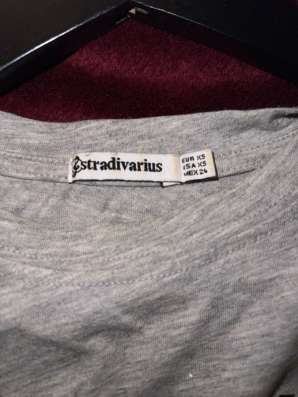 Серая футболка Stradivarius с объемным принтом (размер XS) в Москве