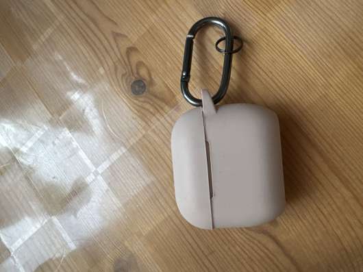 Продаю AirPods два с чехлом в Москве фото 3