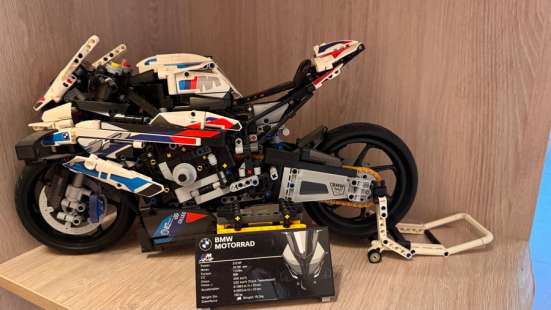 Собранная модель аналога lego technic BMW m 1000 rr