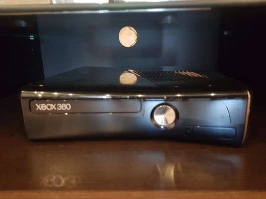 Игровая консоль XBOX 360