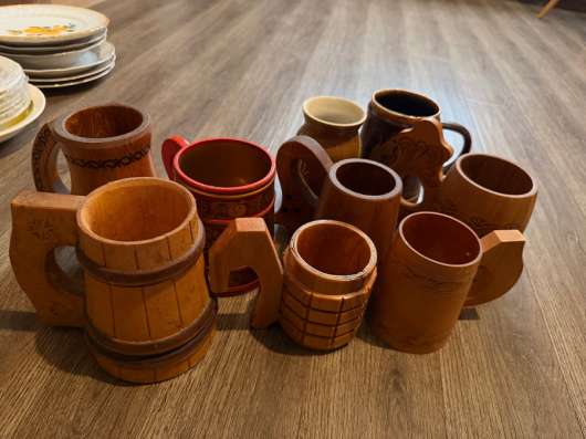 Пивные кружки из дерева и керамики.
