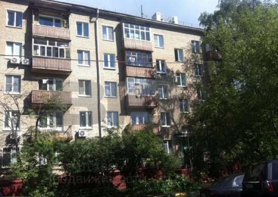 Продам трехкомнатную квартиру в Москве. Жилая площадь 57 кв.м. Дом кирпичный. Есть балкон.