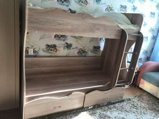 Продам двухъярусную кровать с матрасами