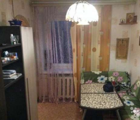 Продам четырехкомнатную квартиру в Кашире. Жилая площадь 61 кв.м. Дом кирпичный. Есть балкон.