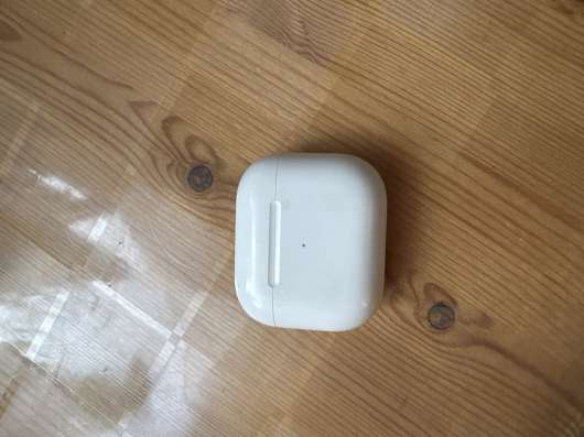 Продаю AirPods два с чехлом