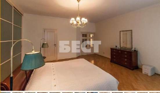 Продам четырехкомнатную квартиру в Москве. Жилая площадь 198 кв.м. Дом кирпичный. Есть балкон. в Москве