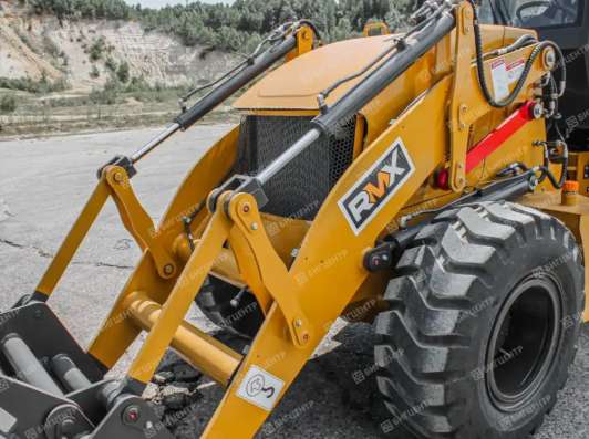Экскаватор-погрузчик Runmax SE325