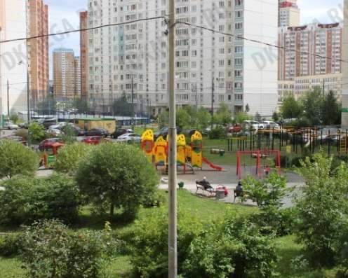 Продам двухкомнатную квартиру в Красногорске. Жилая площадь 61 кв.м. Дом панельный. Есть балкон.