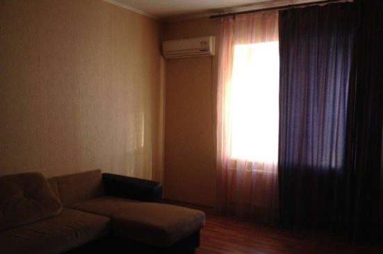 Продам однокомнатную квартиру в Краснодар.Жилая площадь 52  кв.м.Этаж 3.Дом кирпичный.