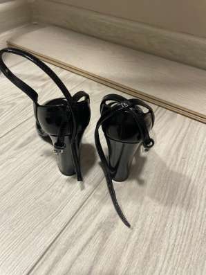 Лакированные босоножки Zara Basic на устойчивом каблуке