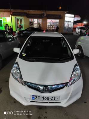 Белая Honda Fit II 2013