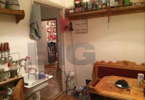 Продам трехкомнатную квартиру в Москве. Этаж 5. Дом кирпичный. Есть балкон.