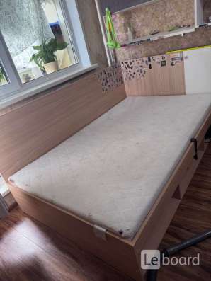 Кровать с ящиком и матрасом.