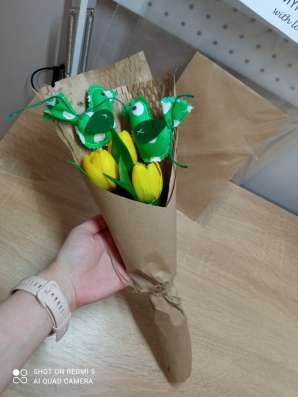 Букет из тюльпанов и игрушек