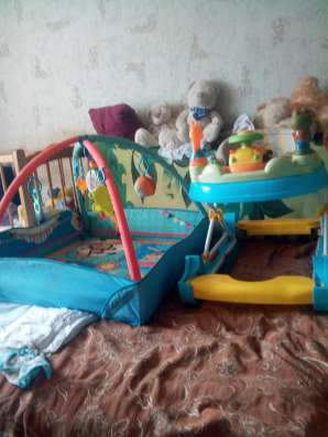 Подается коврик игровой и ходунки