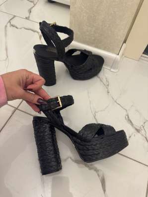 Босоножки Guess
