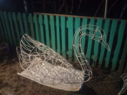 Металлическое изделие лебедь