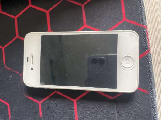 Продаю iPhone 4 в хорошем состоянии