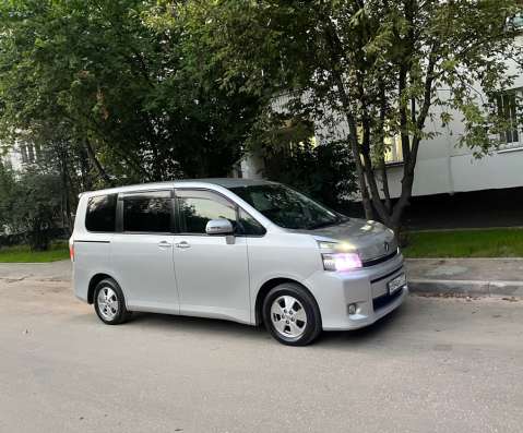 Toyota voxy в Москве фото 4