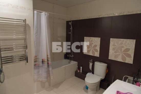 Продам трехкомнатную квартиру в Москве. Жилая площадь 87 кв.м. Дом монолитный. Есть балкон. в Москве