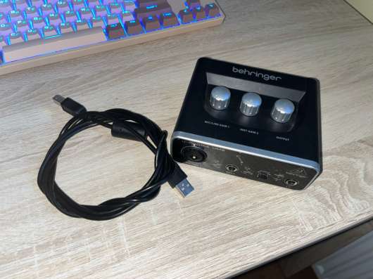 Аудиоинтерфейс Behringer U-Phoria UM2