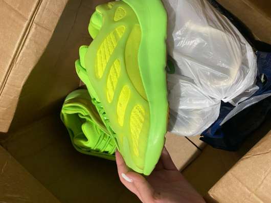 Кроссовки yeezy 700