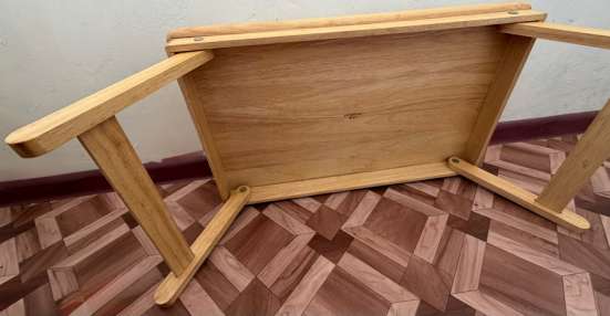 Продам кроватный столик на ножках в Москве
