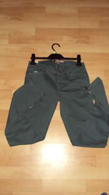 Зеленые джинсы Bershka