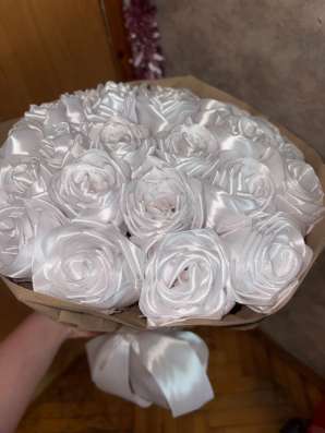 Букет из белых атласных роз