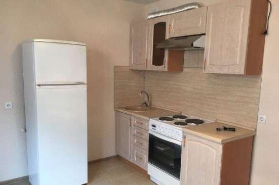 Продам однокомнатную квартиру в Краснодар.Жилая площадь 38  кв.м.Этаж 3.Дом монолитный.