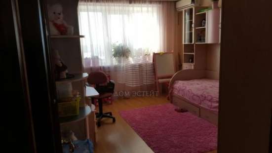 Продам трехкомнатную квартиру в Одинцово. Жилая площадь 74 кв.м. Дом панельный. Есть балкон.