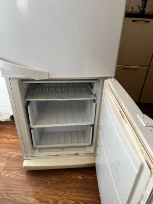 Продается холодильник Indesit в Астрахани