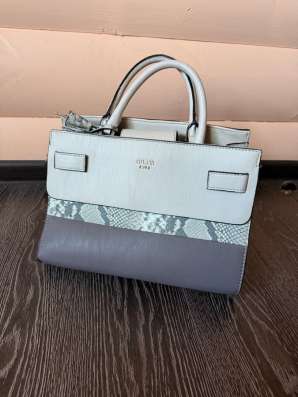Брендовая сумка Guess