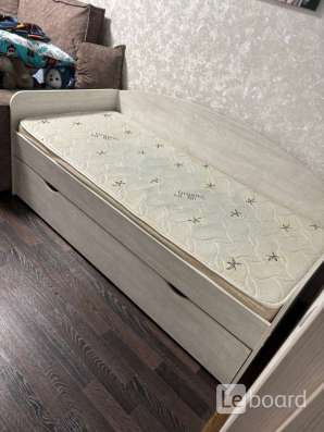 Продам кровать с выкотным местом